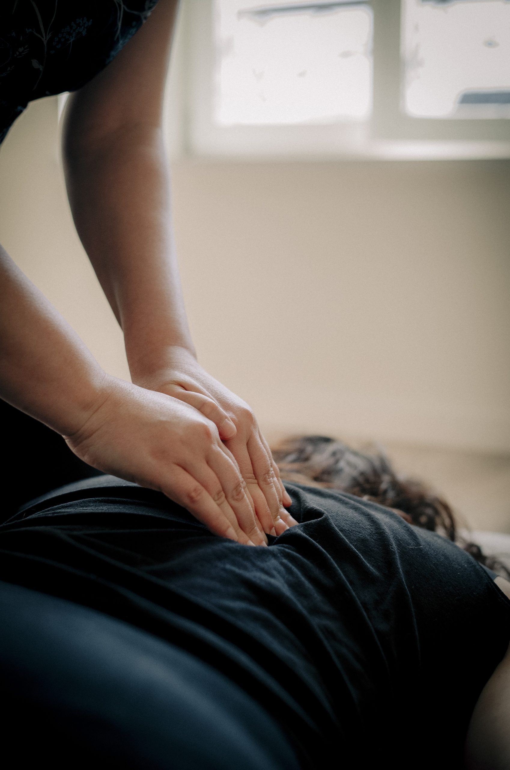 Le Shiatsu est une approche globale qui agit à la fois sur le corps et l'esprit, offrant un vrai confort de vie à ceux qui souffrent de pathologies chroniques